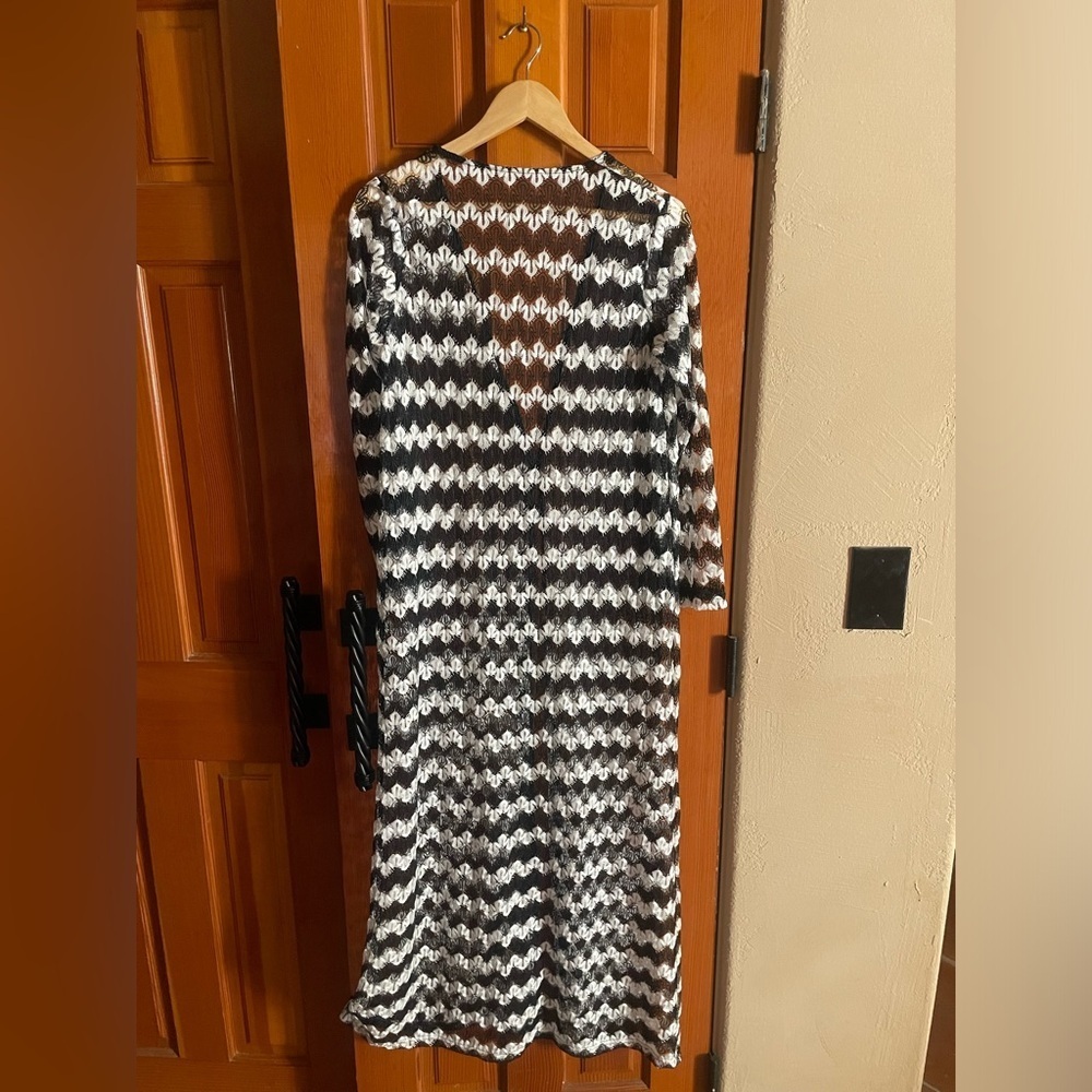 Black/white zig zag lace beach cover up - Picture 7 of 7